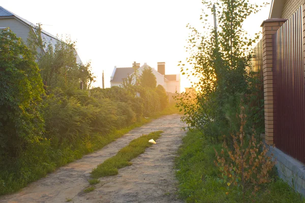 Pôr do sol em assentamento suburbano — Fotografia de Stock