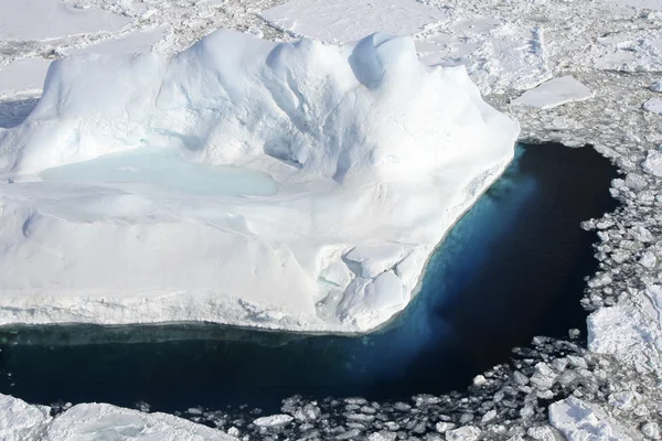 Buzdağı Antarktika üzerinde — Stok fotoğraf