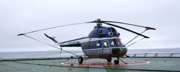 Helikopter på isbrytare — Stockfoto