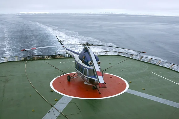 Helikopter op een ijsbreker — Stockfoto