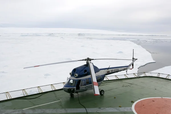 Hélicoptère sur un brise-glace — Photo