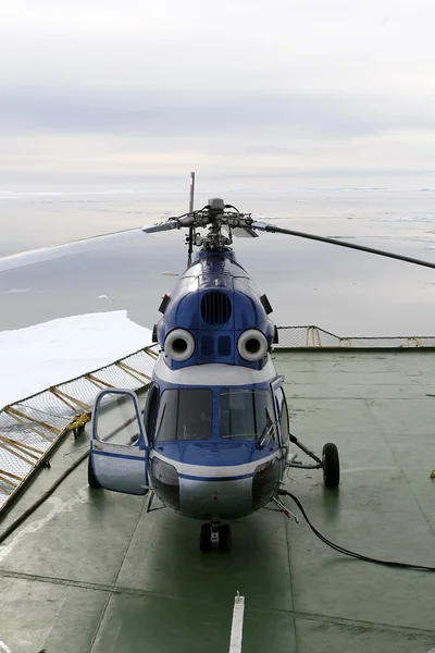 Helicóptero em um quebra-gelo — Fotografia de Stock