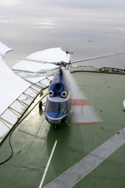Helikopter op een ijsbreker — Stockfoto