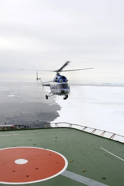 Посадка вертолета на ледокол — стоковое фото
