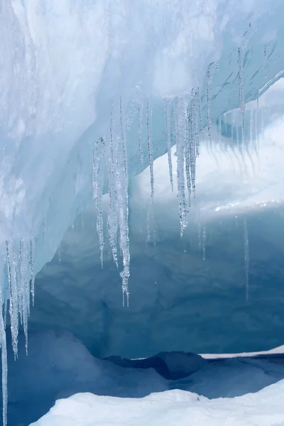 Ledu visící z okraje ledovce — Stock fotografie