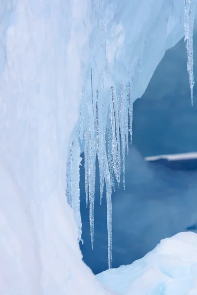 Gelo pendurado em uma borda de um iceberg — Fotografia de Stock