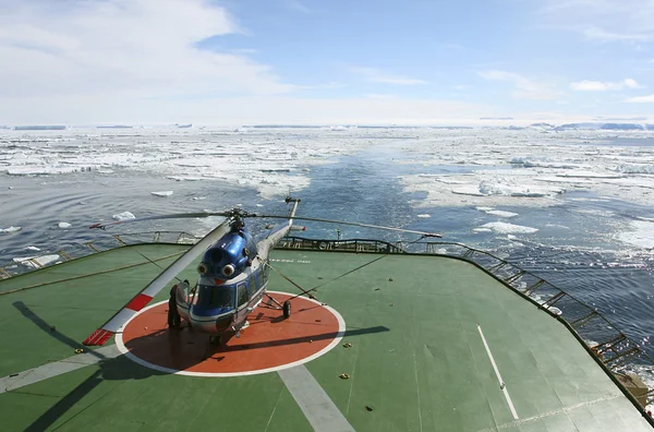 Helicóptero em um quebra-gelo Fotografias De Stock Royalty-Free