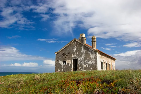 Брошенный дом рядом с морем — стоковое фото
