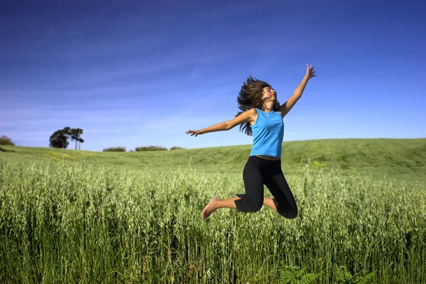 Hoppa på ett grönt fält — Stockfoto