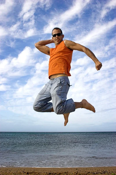 Jovem homem ativo fazendo um grande salto — Fotografia de Stock