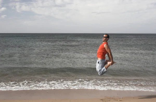 Молодий активний чоловік робить великий стрибок — стокове фото