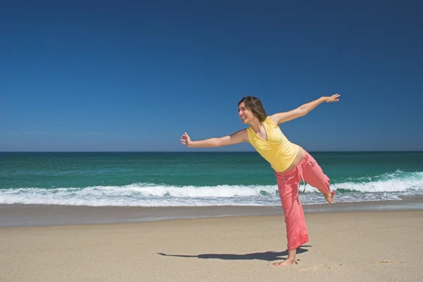 美丽的女人在海滩制作的姿势 — 图库照片