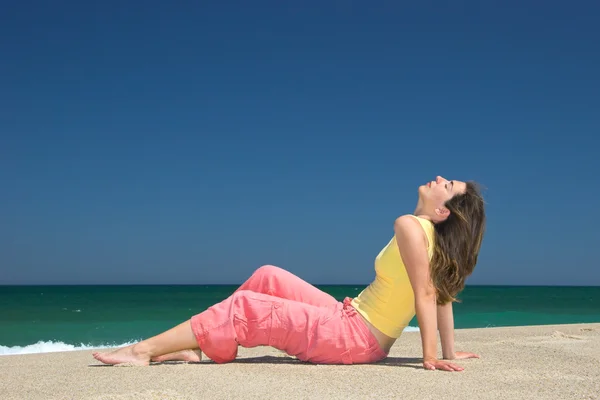 Krásná mladá žena relaxovat na pláži — Stock fotografie