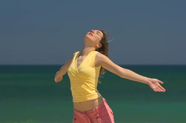 Женщина делает позы на пляже — стоковое фото