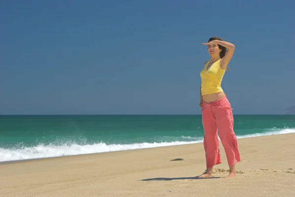 Όμορφη γυναίκα σε βλέποντας την παραλία — Φωτογραφία Αρχείου