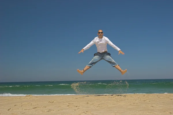Uomo che salta sulla spiaggia — Foto Stock