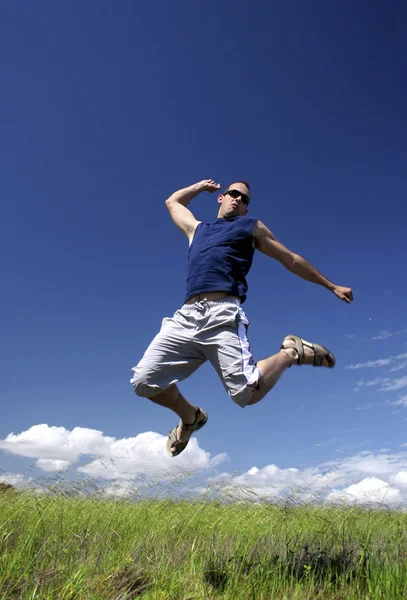 Hombre saltando —  Fotos de Stock