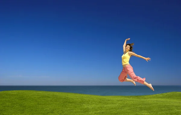 Νεαρή γυναίκα πηδάει — Φωτογραφία Αρχείου