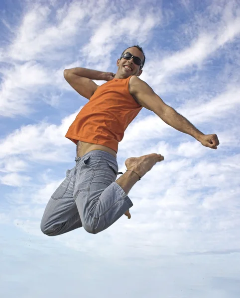 Молодий активний чоловік робить великий стрибок — стокове фото