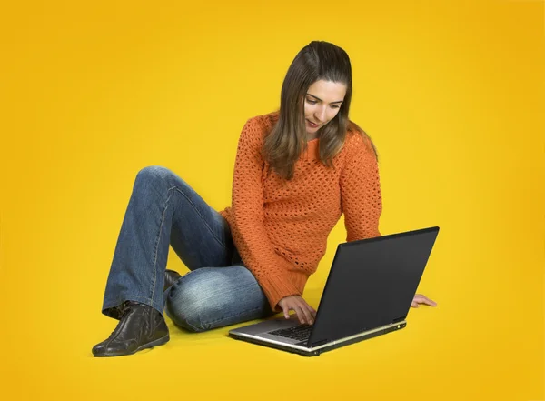 Estudiante mujer con un portátil — Foto de Stock