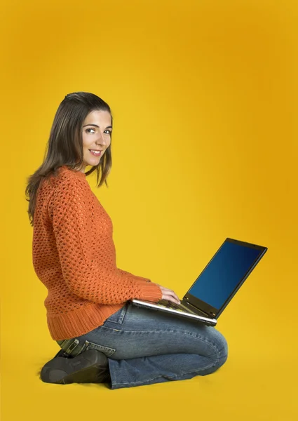 Kobieta studentów z laptopa — Zdjęcie stockowe