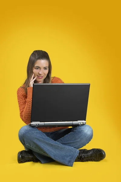 学生女人用一台笔记本电脑 — 图库照片
