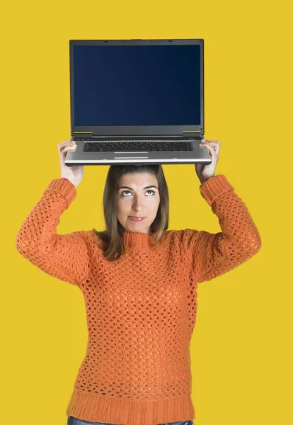 学生女人用一台笔记本电脑 — 图库照片
