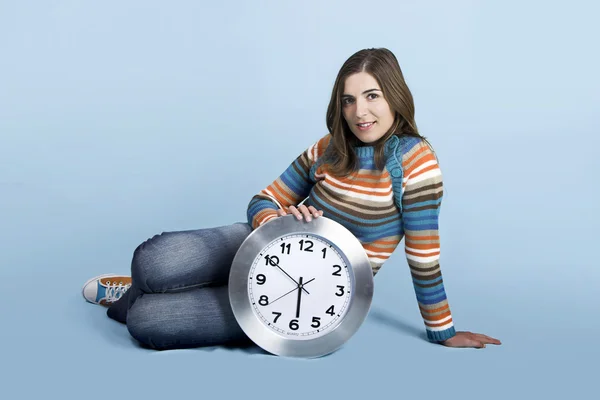 Mulher com um relógio — Fotografia de Stock