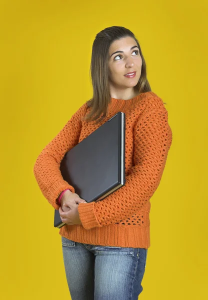 Femme étudiante avec un ordinateur portable — Photo