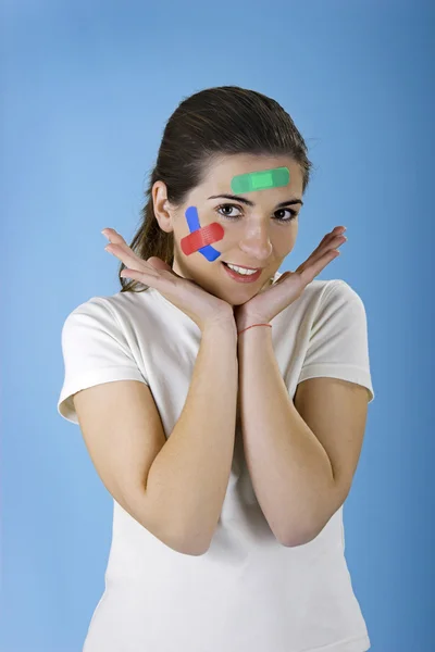顔に包帯を持つ女性 — ストック写真