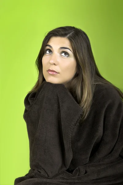 Denkende Frau in eine Decke gewickelt — Stockfoto