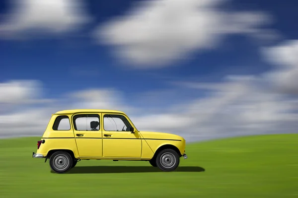 Желтый смешной автомобиль — стоковое фото