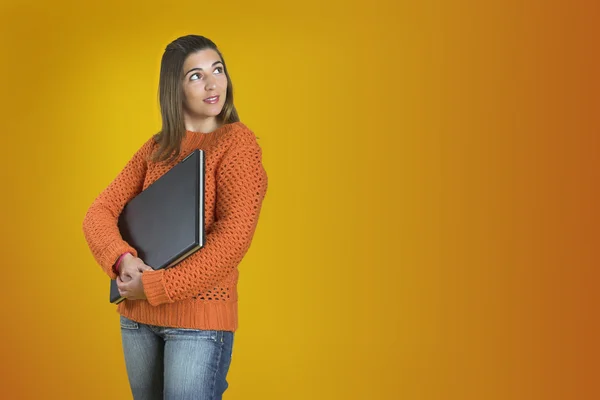 Studerande kvinna med en bärbar dator — Stockfoto