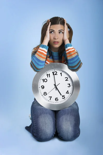 Zegar kobieta myśli — Zdjęcie stockowe
