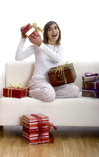 Femme heureuse avec des cadeaux — Photo