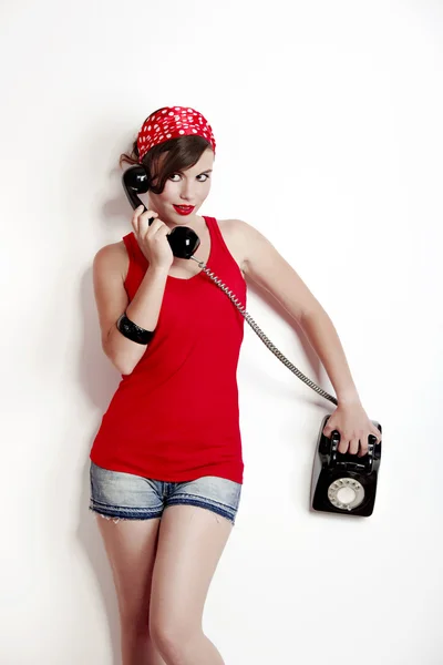 Дівчина з старовинним телефоном — стокове фото