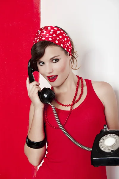 Menina com um telefone vintage — Fotografia de Stock
