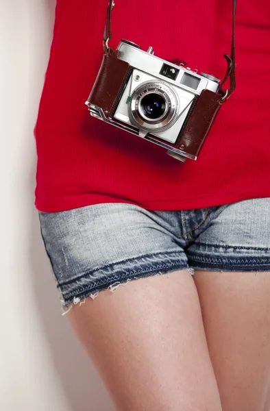 Dívka s vinobraní fotoaparát — Stock fotografie