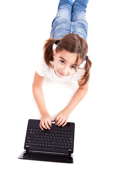Маленькая студентка с ноутбуком — стоковое фото
