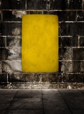 Sarı grunge arka plan üzerinde eski bir taş duvar