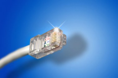 arka plan mavi bir Ethernet kablosu