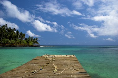 sao Tom bir büyük mavi gökyüzü ve turqoise su ile güzel bir plaj