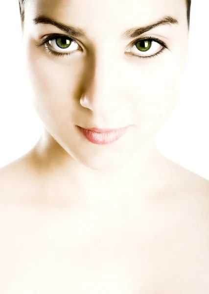 緑の目を持つ若くて美しい女性の肖像画 — ストック写真