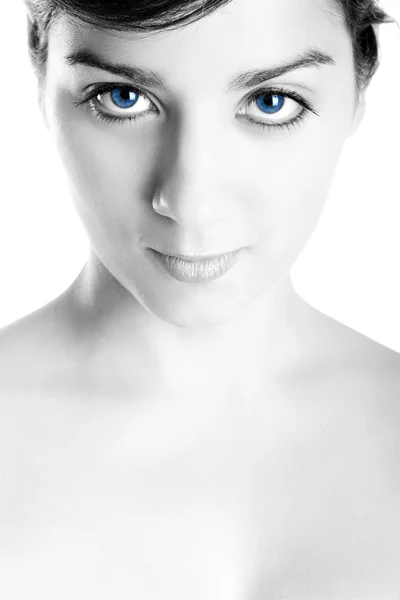Kék Szeme Egy Fiatal Gyönyörű Portréja — Stock Fotó