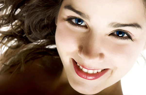 Retrato Uma Jovem Mulher Com Belos Olhos Azuis Sorrindo — Fotografia de Stock