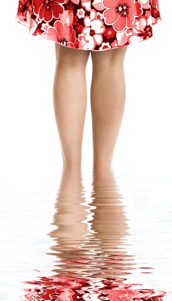 Schönes Bild Weiblicher Beine Mit Rotem Rock — Stockfoto