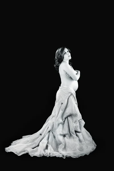 Беременная Женщина Позирует Черном Фоне Красивым Платьем — стоковое фото