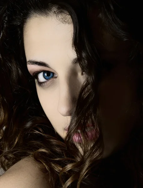 Närbild Porträtt Ung Kvinna Med Vackra Blå Ögon — Stockfoto