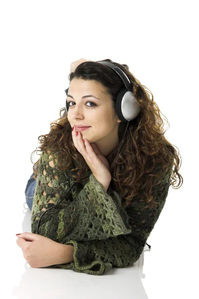 美丽的年轻女子听音乐用耳机 在白色背景上孤立 — 图库照片