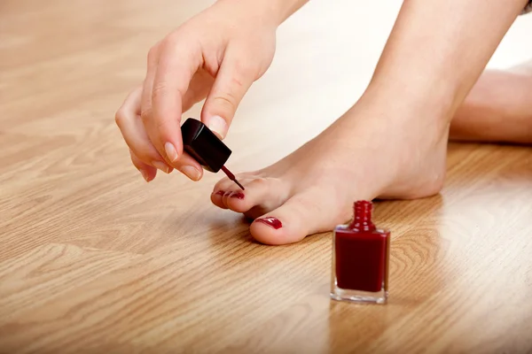 Toepassing van rode nagellak — Stockfoto